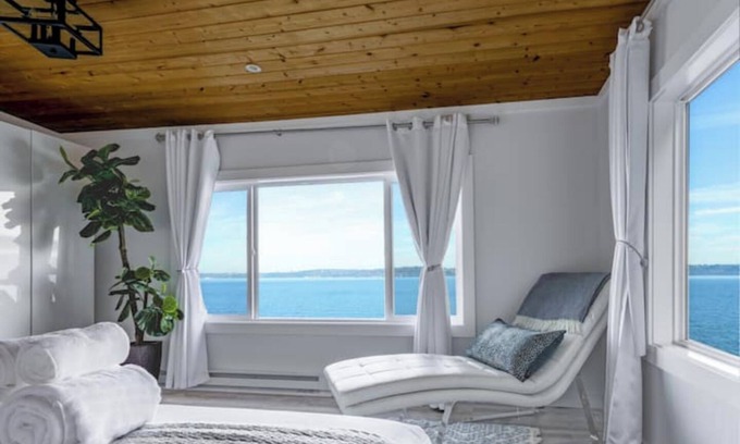 Vashon Island Maison | Vashon Island Retreat: Modern Style+Private Beach