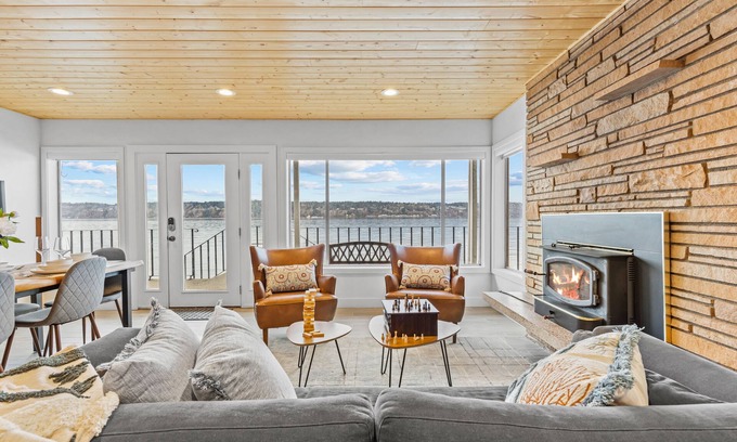 Burley Maison | Vashon Modern Beachfront Getaway: Pet & Family-Friendly with Stunning Views!