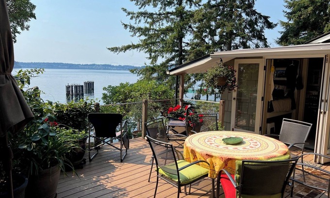 Vashon Island Cottage | Vashon Waterfront: superbes vues sur la forêt et la mer - Cosy, Sunny, Seaside Cottage