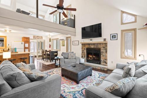 Albrightsville Maison | Vaulted Pines Lodge Hot Tub Game Room