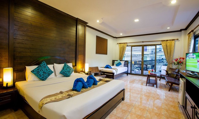 Nanai Road Appartement | Chambre triple Veerakit, piscine commune