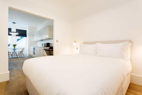 South Hampstead Appartement | Veeve - Contemporary in Swiss Cottage