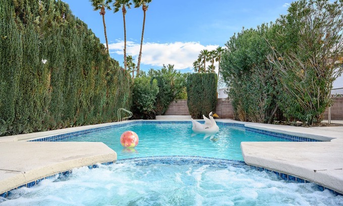 Paradise Maison | Vegas Retreat with heated pool/spa minutes from Harry Reid airport & the Strip!