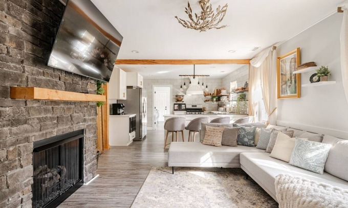 Charlotte Maison | Venetian: Sauna, Hot Tub, Cold Plunge. Walk to Pickleball, Noda, Downtown, Plaza