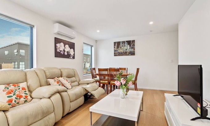 Auckland Maison | Ventura Delight Townhouse with Parking and Patio
