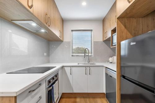 Mangere Maison | Ventura Escape Townhouse with Parking and Patio