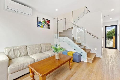 Mangere Maison | Ventura Serenity Townhouse with Parking and Patio