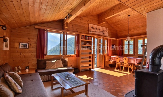 Grimentz Chalet De Ski | Chalet très confortable sur 2 étages pour 6 personnes, salon avec cheminée, coin cuisine avec lave-v