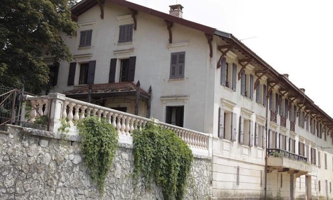 Valderoure Maison | Very old family mansion