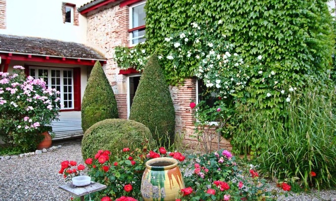 Castelmoron-sur-Lot Maison | Très jolie maison du village, dominant le Lot, calme, jardin-terrasse fleuri