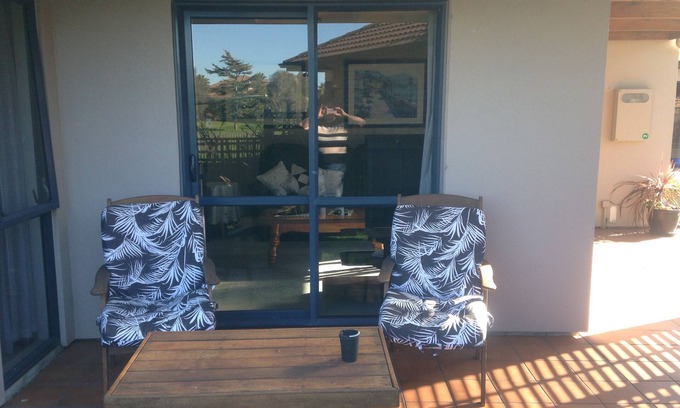 Papamoa Beach Maison | Appartement d'une chambre. Réserve de frontières.