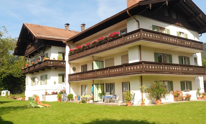 Rottach Appartement | endroit très calme, central et ensoleillé avec vue sur la montagne, à 300 m du centre