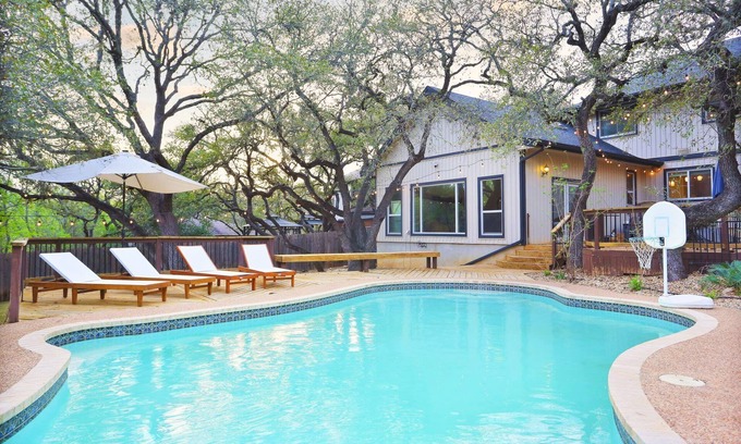 Whispering Oaks Maison | Very Spacious 5-bed w/ Pool, Hot Tub, Mini Golf, Game Room, Playground and More!