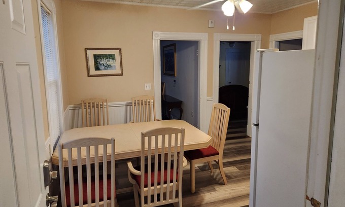 Manchester Appartement | Very spacious, clean, and comfortable first floor unit. Close to major highway!