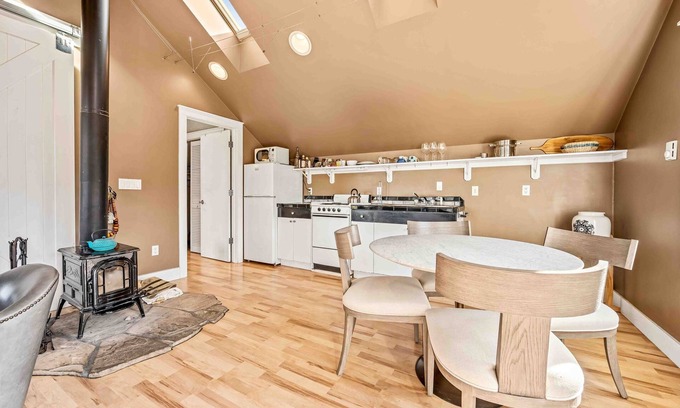 Nederland Chalet De Ski | Very spacious vaulted ceiling 1-bdrm Chalet in Ned, 10 min from skiing, Views
