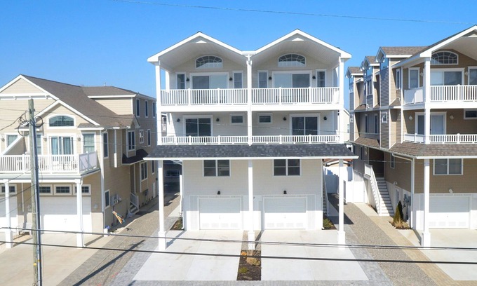 Sea Isle City Maison | Téléviseur intelligent 55 pouces avec table de jeu et réfrigérateur supplémentaire. Grande terrasse couverte a une vue sur l'océan.