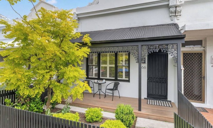 Albert Park Appartement | Very Victorian, Modern & Special. 2BRM, 1BTH.