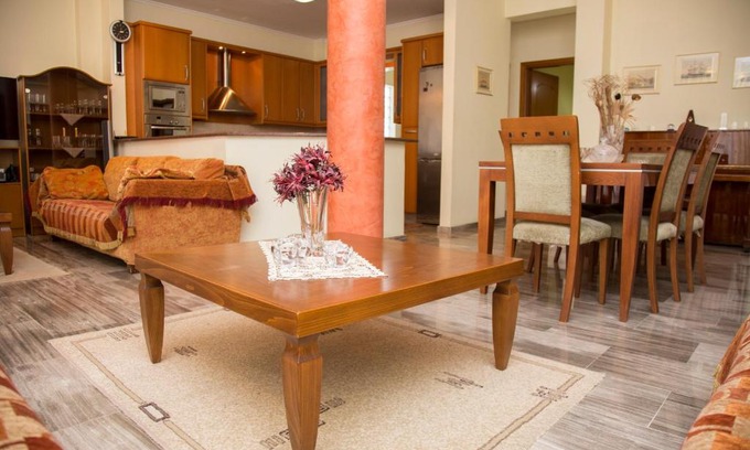 Serres Appartement | Veta's spacious central apartment