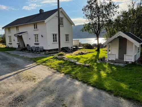 Ballstad Maison | Vettingstua, beautiful house down by the sea.