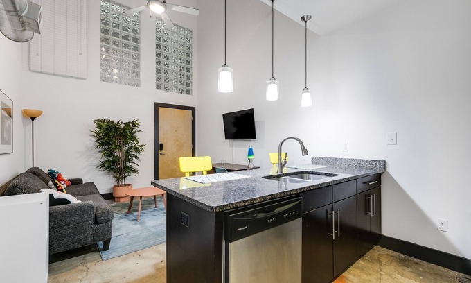 Monroe Ward Appartement | Vibrant 1-Bedroom Loft with Free Parking and Wifi
