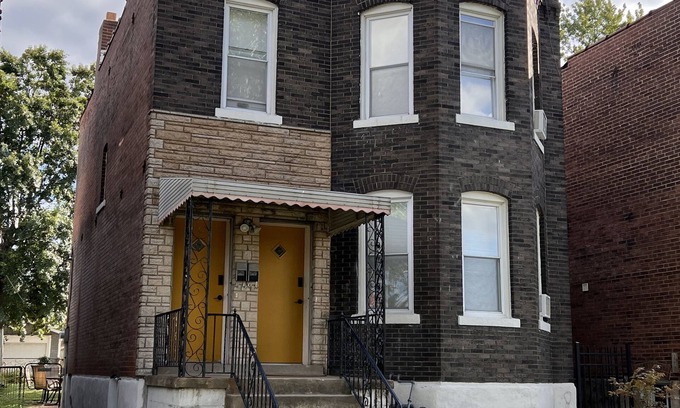 Southwest Garden Maison | Vibrant 2 bedroom Home by the Hill