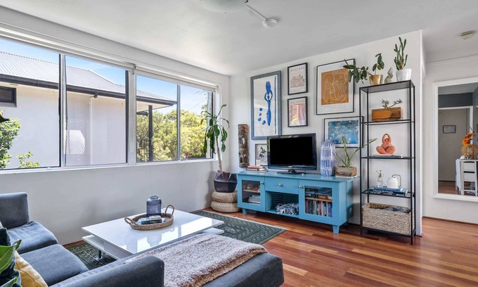 Freshwater Appartement | Vibrant Beachside Retreat: 2BR Unit in Freshwater