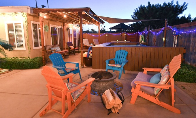 Lincoln Acres Maison | Vibrant, entertaining, & cozy spacious home with artistic flare!