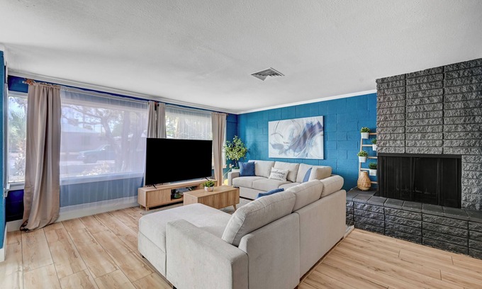 Henderson Maison | Vibrant Family Home With Pool