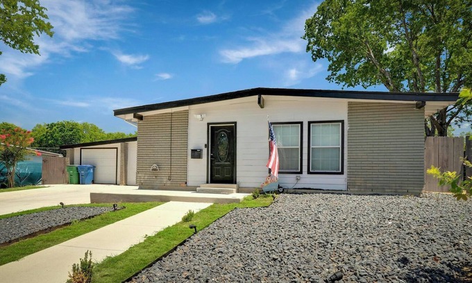 Shearer Hills - Ridgeview Maison | Vibrant Fiesta-Style Retreat