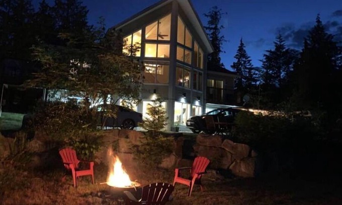 Langdale Cabine | Spectacular mountain views, minutes to Ferry, Gibsons, Beach and hiking trails