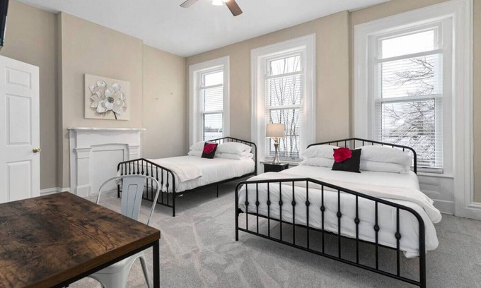 Benton Park Maison | Victor · Elegant 3 Story Historic Rmdl *Sleeps 18* - Pets