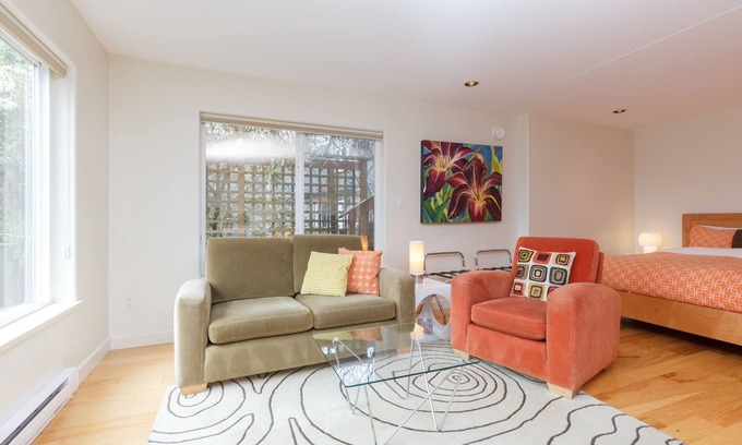 Saanich East Appartement | Victoria, ~ BC ~ - Suite jardin entièrement meublée et indépendante