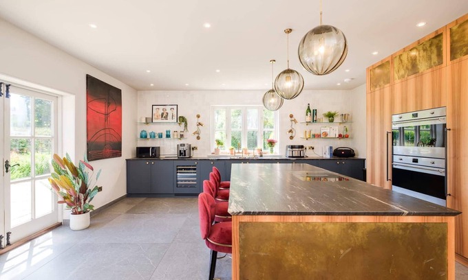 East Chinnock Maison | Victorian House, Gym, Games Room & 2 Acre Gardens