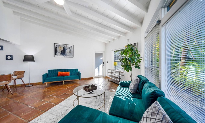 Hendricks and Venice Isles Appartement | Victoria Park Apart with Private Backyard and BBQ