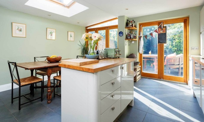 Bow West Maison | Charmante maison familiale pour 7 avec jardin, à distance de marche du métro (Veeve)