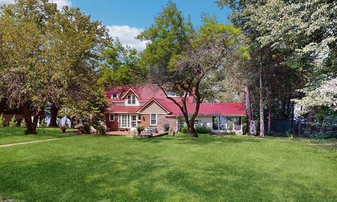 Ripon Maison | Victorian all-suite lakefront house with pier, piano, & wood fireplace