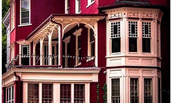 Jim Thorpe Maison | Victorian Balcony Level in the heart of historic Jim Thorpe