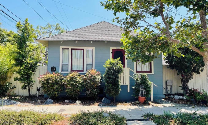Belmont Heights Maison | Victorian Bungalow: 2 bd + parking + private garden