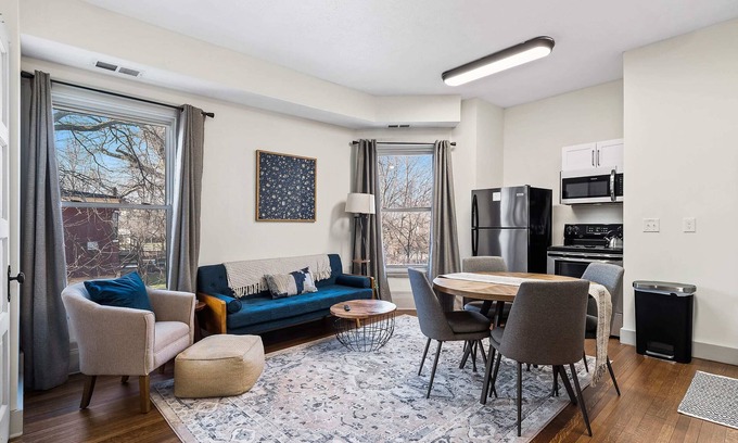 Hough Appartement | Victorian Estates | Sun Soaked 1BR | Close to CCF