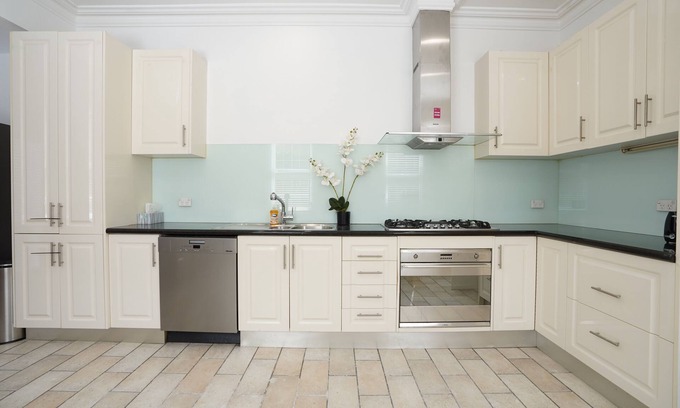 Carlton North Appartement | victorian style architecture in Carlton centre, 10 mins to Melbourne CBD
