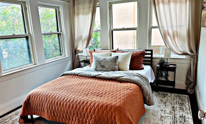 Downtown Sacramento Maison | Victorian Vibes - Downtown Delight