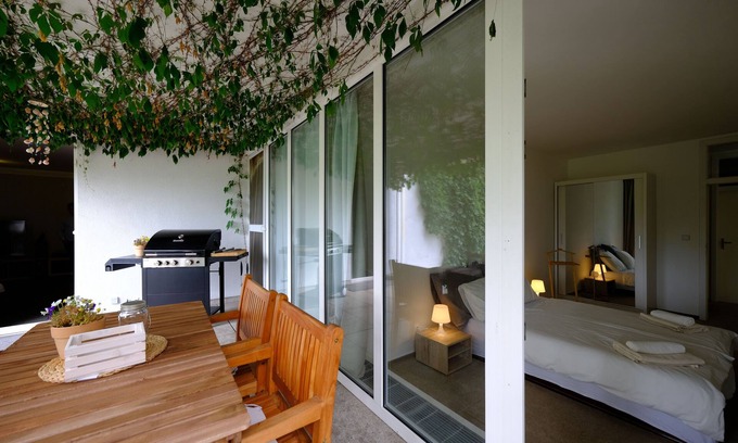 Troja Appartement | ViDa: Unique 3BR Apartment with Fireplace & Garden