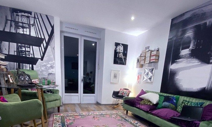 Dernier Sou Appartement | Vieille Ville Fortifiée, Plages à Proximité, Appt Avec Verger