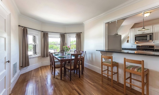 Aspinwall Hill Appartement | Unité spacieuse au rez-de-chaussée avec accès facile au centre-ville de Boston