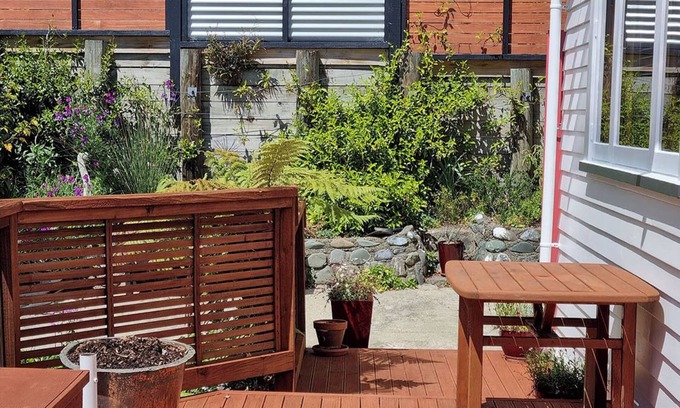 Nelson South Maison | Views, art, comfort, charming house in Nelson. Deck, beautiful garden and lounge