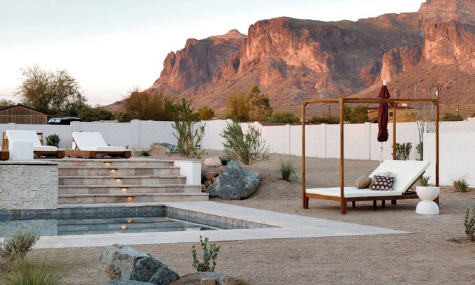Apache Junction Maison | Views - Heated Pool - 10 person Hot Tub - Golf - Game Room - Pickleball Court