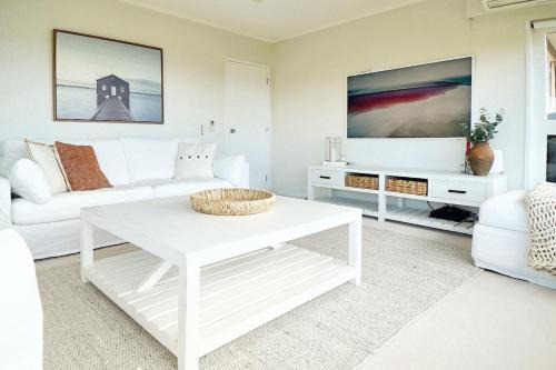 Browns Bay Maison | Views & Short Walk To Beach