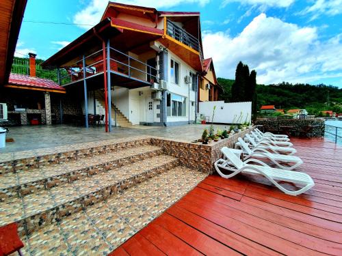 Eselnita Maison | Vila Cristiane