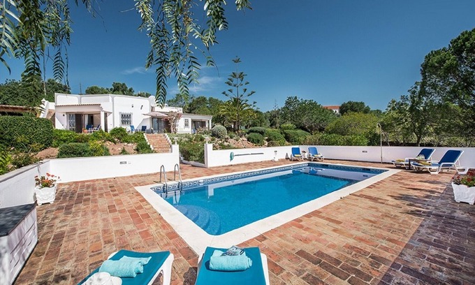 Silves Villa | Villa Susana ~ Heated Pool* ~ Fast Wi-fi Sleeps 6 + 4 cots - Booking 2026 NOW!