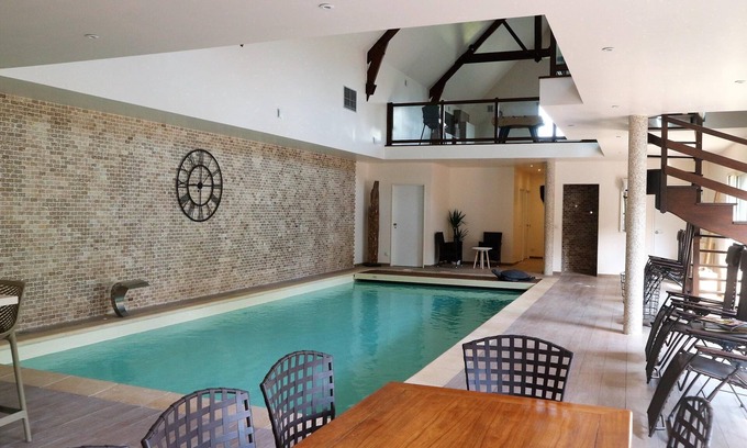Montainville Villa | Villa (1-6 pers.) avec piscine intérieure chauffée à 30 minutes Versailles